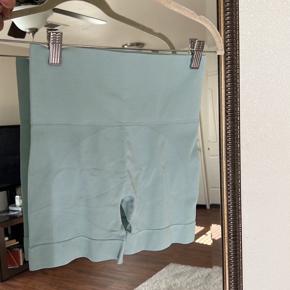 Contour seamless workout shorts - Picture 2 of 2